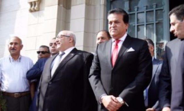 وزير التعليم العالى: "مفيش كبير على تحية العلم واللى يستكبر ميستحقش يكون مصرى"