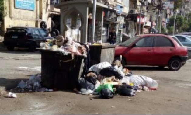 صحافة المواطن.. قارئ ينتقد سلوكيات المواطنين فى إلقاء القمامة على الأرض بشارع جسر السويس