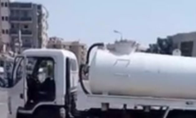 بالفيديو.. سيارة تابعة للصرف الصحى تلقى مخلفاتها وسط الشارع فى الإسماعيلية
