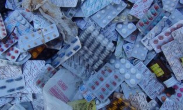 بالفيديو والصور.. كميات كبيرة من أدوية وزارة الصحة ملقاة فى شارع بالسويس