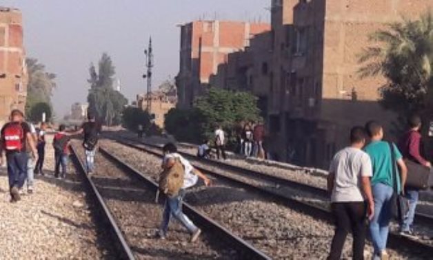 بالصور.. مواطنون يشكون عدم وجود كوبري مشاة فى قنا يحمى أطفالهم من القطار
