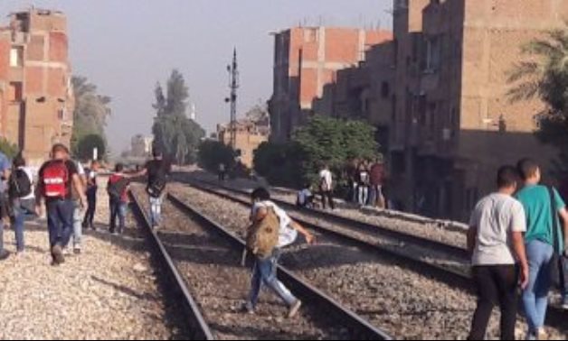 بالصور.. مواطنون يشكون غياب كوبرى مشاة فى قنا يحمى أطفالهم من القطار