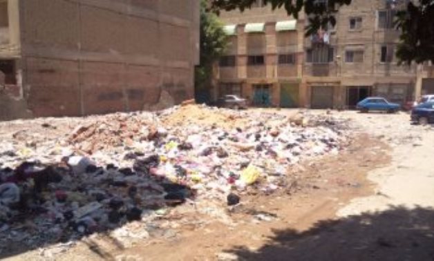 بالصور.. القمامة ومخلفات البناء تهدد أهالى شارع عبد العظيم بجسر السويس