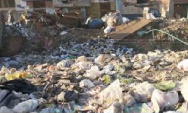 القمامة تحاصر أهالى شارع الخمسين بالنزهة