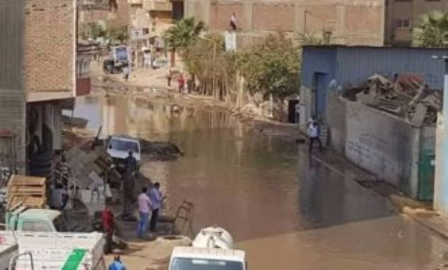 صحافة الدائرة.. غرق شارع المسابك فى إمبابة بمياه الصرف الصحى (صور)