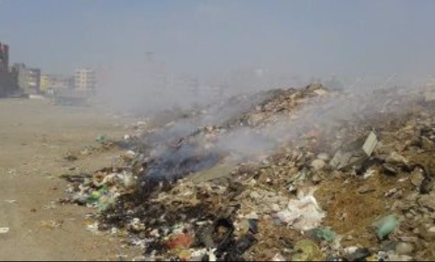 شكوى من انتشار القمامة وحرقها بقرية ميت العامل بالدقهلية