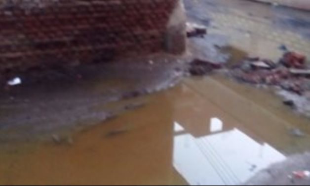 قارئ يشكو غرق شوارع "قرية السعديين" بالشرقية فى مياه الصرف الصحى