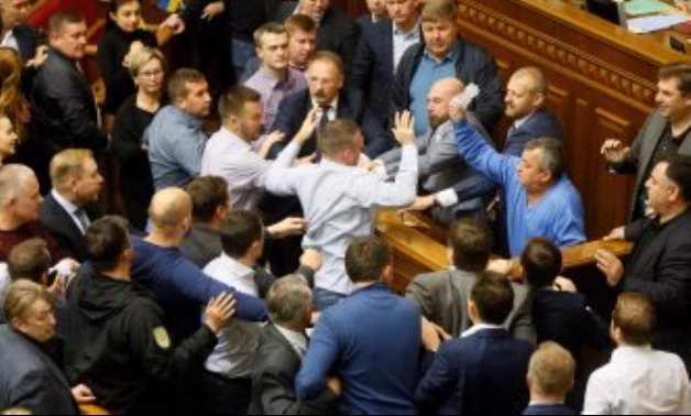 بالصور.. مشاجرات بالبرلمان الأوكرانى للتصويت على مناطق حدودية