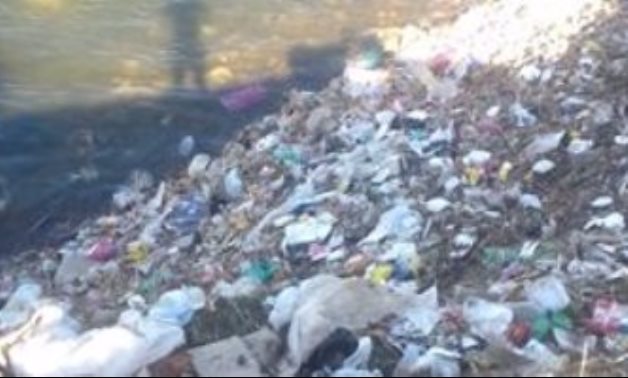 بالصور.. شكوى من انتشار القمامة بمياه النيل فى قرية قلندول بالمنيا