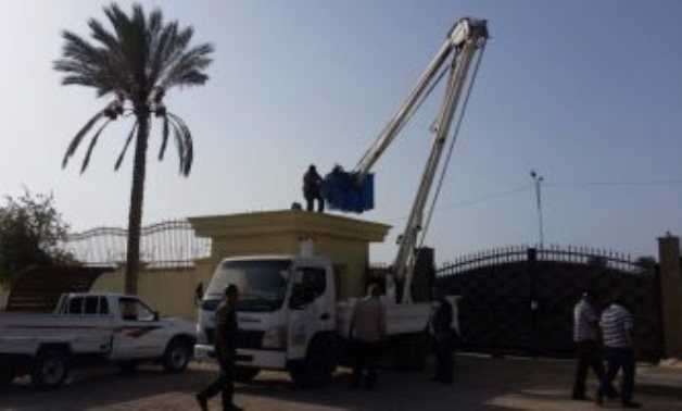 بالصور.. تركيب كشافات إضاءة استاد برج العرب استعدادًا لمباراة المنتخب