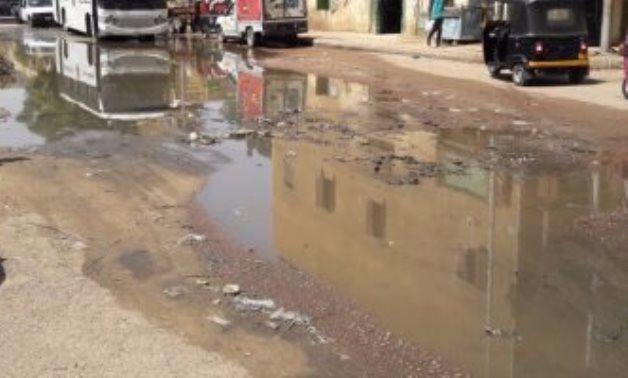 أين نواب البرلمان؟.. مياه الصرف الصحى تغرق شوارع قرية الصالحية فى أبو حمص بالبحيرة