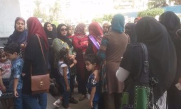 أولياء أمور يطالبون محافظة الدقهلية بتوفير أماكن لأبنائهم بالمدارس