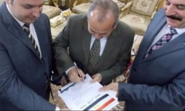 محافظ دمياط يوقع أول استمارة لحملة "علشان تبنيها"