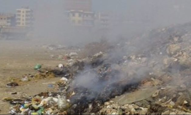 "كارثة بيئية فى مدينة نصر"..  حرق القمامة فى أرض فضاء
