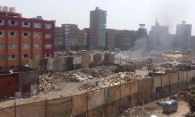 القمامة والأدخنة تحاصر مدرسة عمر مكرم بالخصوص