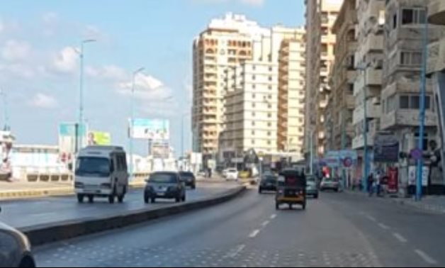 صحافة الدائرة.. قارئ يرصد سير توك توك على طريق الكورنيش الرئيسى فى ميامى بالإسكندرية
