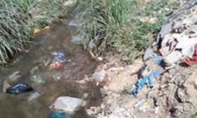 بالصور.. انتشار القمامة والحيوانات النافقة بمصرف شارع مخيمر بالبحيرة