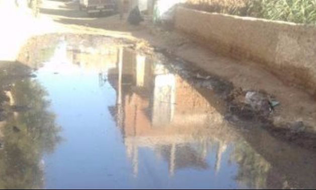 صحافة المواطن.. غرق الشوارع بالمياه الجوفية فى قرية كفر ربيع بالمنوفية (صور)