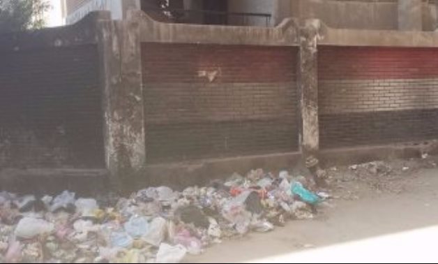 القمامة تحاصر مدرسة التحرير بأرض الحرس الوطنى فى دمياط