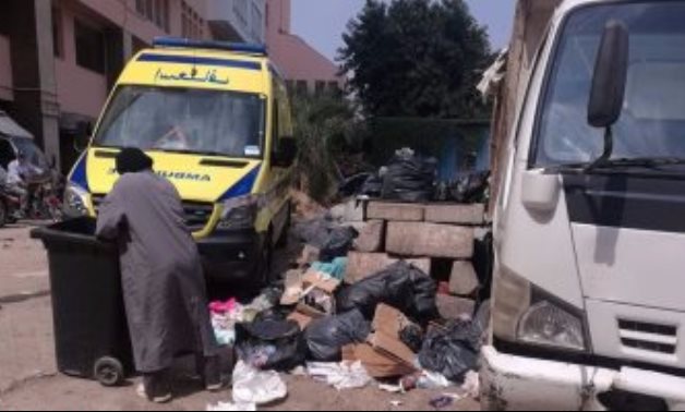 بالصور.. انتشار القمامة بساحة المستشفى الجامعى فى المنوفية
