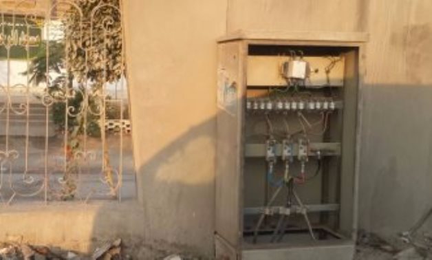 قارئ يشكو من كابلات كهربائية مكشوفة تهدد حياة الأهالى بحدائق الأهرام