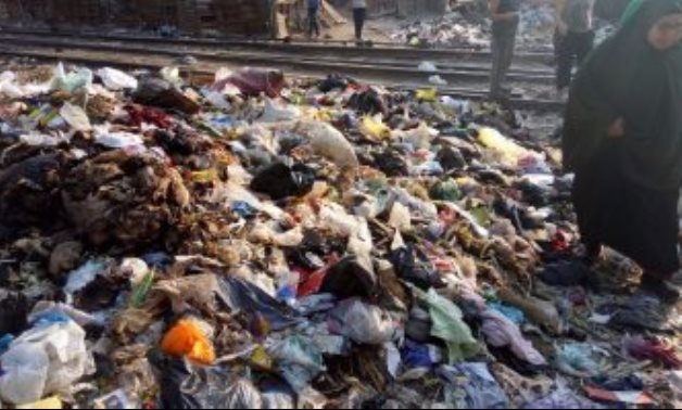 صحافة المواطن.. قارئة ترصد محاصرة القمامة لقضبان السكة الحديد فى محطة قطار أبو زعبل