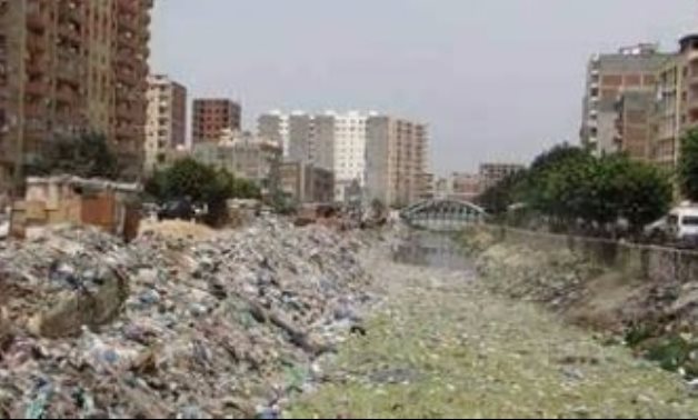 قارئ يطالب بتطهير ترعة بثلاث قرى فى شبرا خيت بالبحيرة من المخلفات والقمامة
