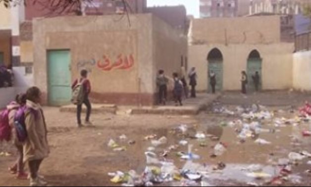 بالصور.. انتشار القمامة داخل مدرسة عمر مكرم بشبرا الخيمة..والأهالى: أين المسئولين والنواب