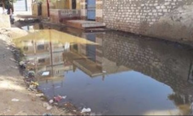 صور.. مياه الصرف تغرق شوارع قرية منشأة عباس بكفر الشيخ.. والأهالى يستغيثون