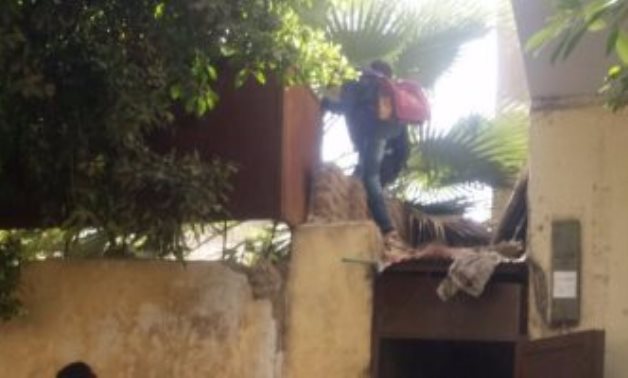 صور.. أمن وزارة التعليم يمنع هروب طلاب مدرسة المنيرة بـ"المقشة"