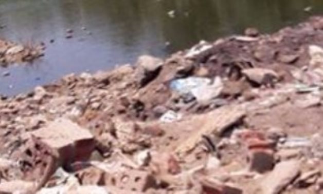 صحافة المواطن.. قارىء يستغيث من تلوث مياه النيل فى سوهاج بمخلفات البناء والصرف الصحى (صور)