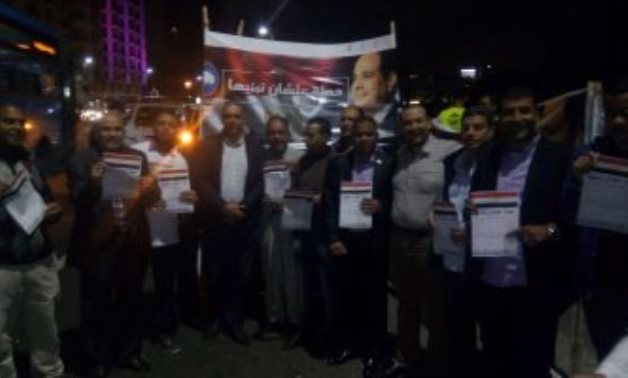 توافد المواطنين لتوقيع استمارات "عشان تبنيها" بالإسكندرية