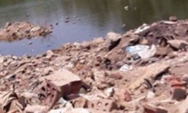 جريمة فى حق نهر النيل بسوهاج.. والأهالى يستغيثون بالنواب والمسئولين من تلوث المياه