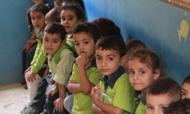 شكوى من عدم توافر مقاعد لأطفال الروضة بمدرسة الشهيد عمرو مسعد بالعبور