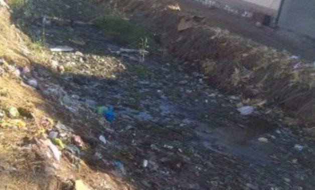 أين نواب دائرة أبو حمص؟.. انسداد مصرف قرية الصالحية فى البحيرة بالقمامة