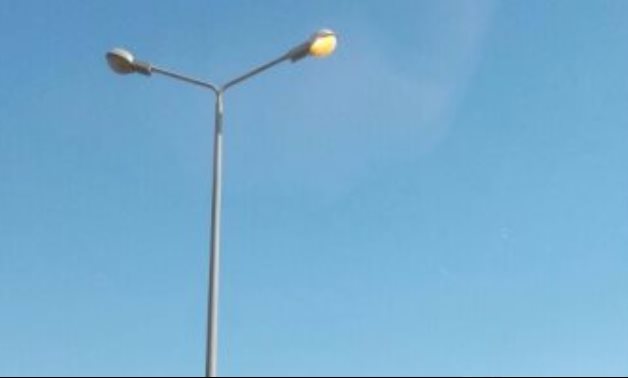 قارئ يرصد أعمدة الكهرباء مضاءة نهارا على طريق كورنيش النيل فى العجوزة
