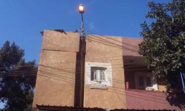 امسك مخالفة.. إنارة أعمدة الكهرباء على طريق القناطر الخيرية بنها نهارا (صور)