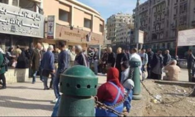 صحافة المواطن.. قارئ يرصد زحام المواطنين أمام صيدلية الإسعاف للحصول على البنسلين