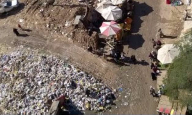 صحافة المواطن.. شكوى من تراكم القمامة ومياه الصرف بميدان التبة فى مدينة نصر