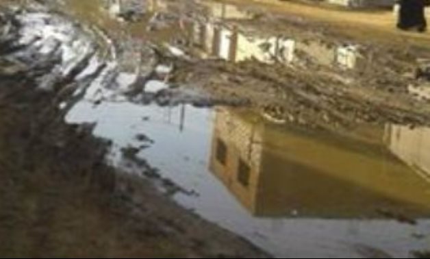 صحافة الدائرة.. شكوى من انتشار مياه الصرف بشارع مكتب البريد بقرية كلح الجبل فى أسوان
