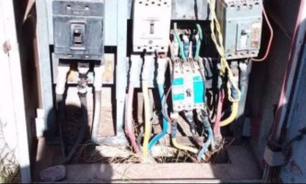 شكوى من انتشار الكابلات الكهربائية العارية فى المجاورة السادسة بمدينة الشروق
