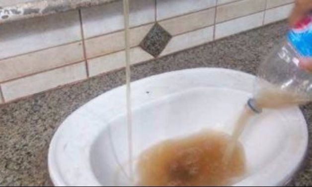 "فينك يا حكومة"..  اختلاط مياه الشرب بالصرف الصحى فى شارع الشيخ منصور بالغربية