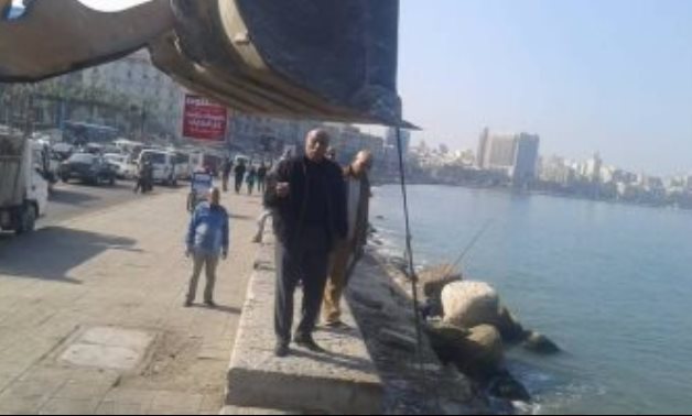 صور .. سقوط أجزاء من سور الميناء الشرقى القديم بالإسكندرية