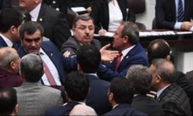 تراشق بالألفاظ واشتباك بالإيدى فى جلسة بالبرلمان التركى عن الموازنة.. صور