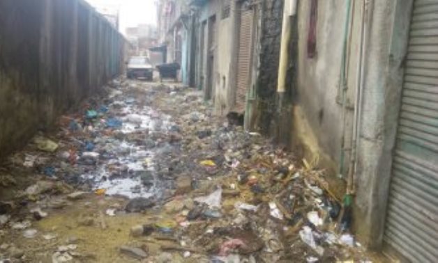 صور.. مياه المجارى والقمامة تهدد مساكن كوم الملح بالإسكندرية