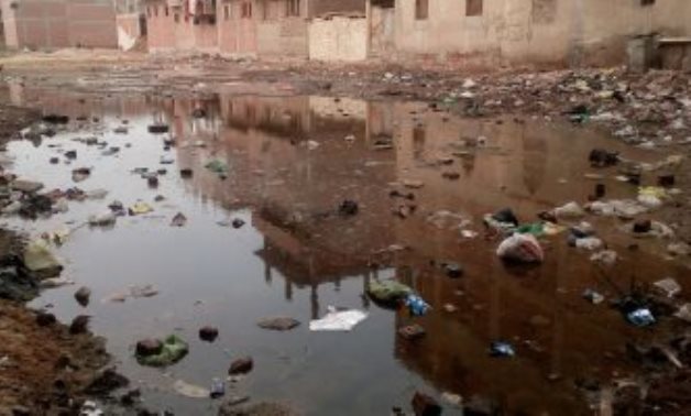 صور.. اضبط مخالفة.. قرية الشوبك بالقليوبية تعاني من القمامة والوحل