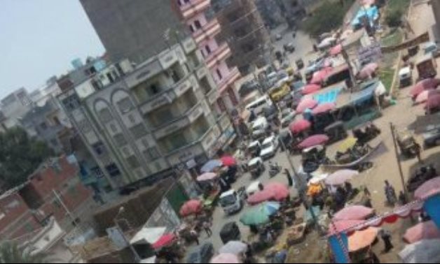 سكان منية النصر بالدقهلية يشكون من سوق عشوائى بالطريق الرئيسى
