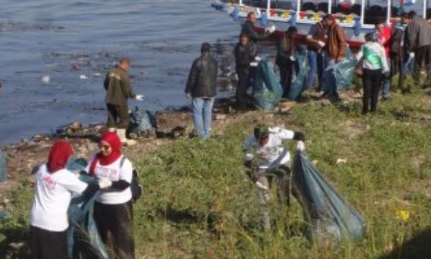 صور.. شباب الأقصر والأجانب يطلقون مبادرة تنظيف نهر النيل من المخلفات