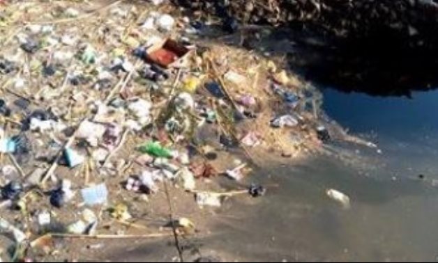 صور.. شكوى من تراكم القمامة والمخلفات فى ترعة بقرية شطورة بسوهاج