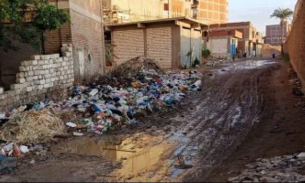 صحافة الدائرة.. شكوى من تراكم القمامة ومياه الصرف بشارع 25 فى الإسكندرية.. صور